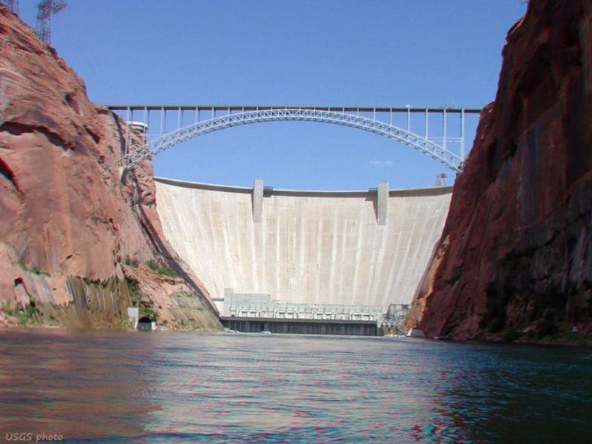 Photo of the dam and bridge from USGS